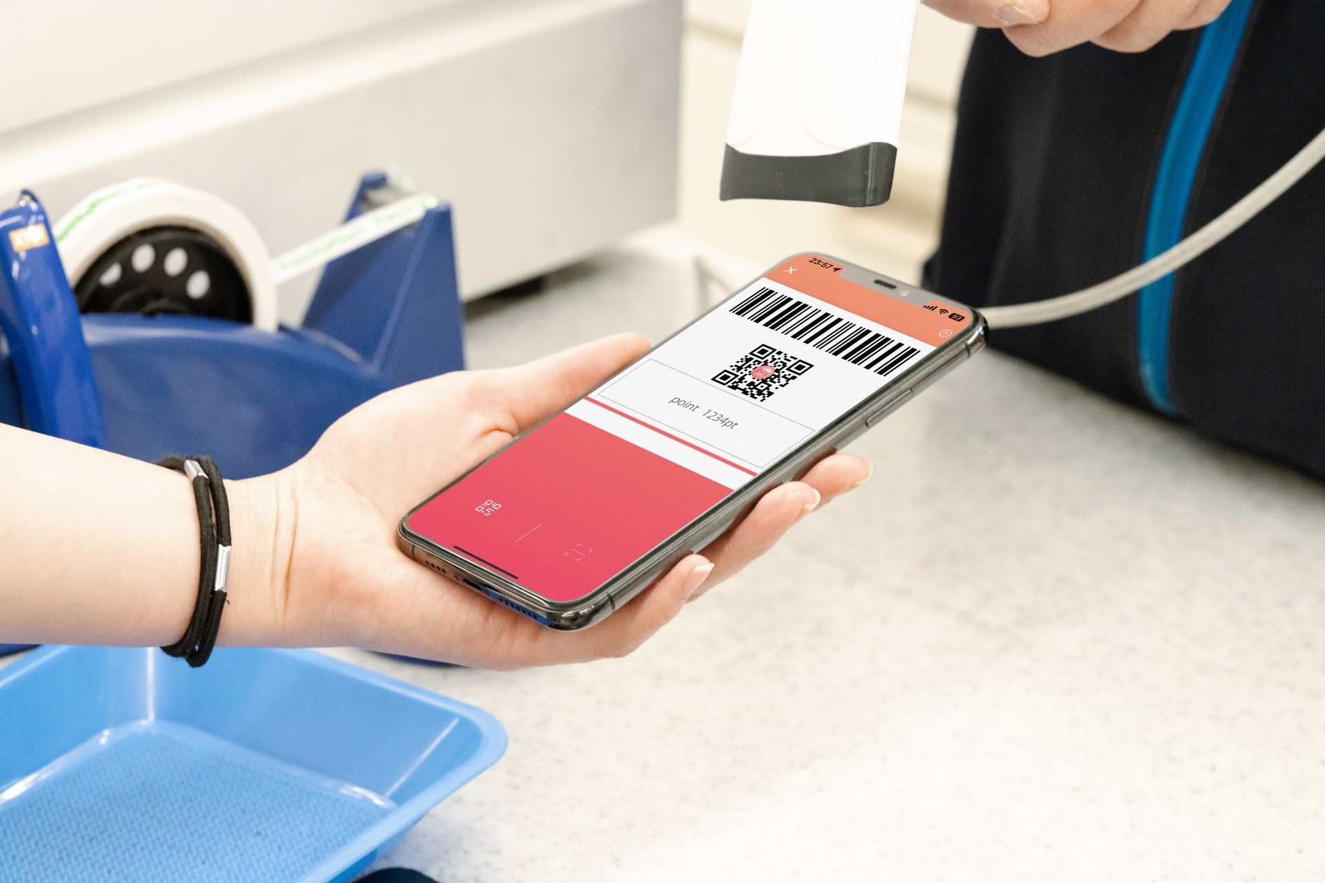 Wisatawan sedang berbelanja di konbini